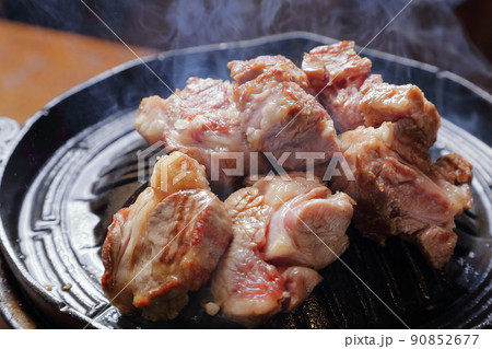 ジンギスカン、ラムの塊肉を焼く 90852677