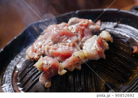 ジンギスカン、ラム肉を焼き塩コショウで味付けする 90852692