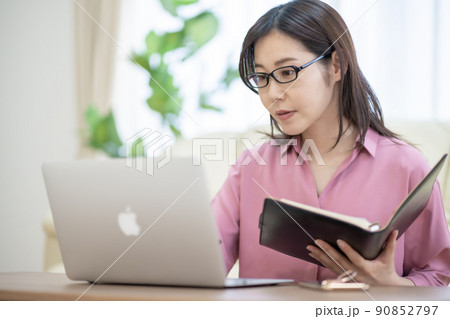 自宅リビングで在宅勤務をする30代女性 90852797