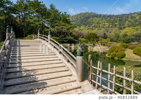 香川県高松市　栗林公園栗林公園を代表する景観の偃月橋と恋つつじ 90852889