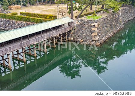 香川県高松市 高松城の鞘橋とお堀の石垣 香川県高松市 高松城の鞘橋とお堀の石垣 90852989