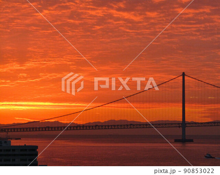 朝焼けの明石大橋 90853022