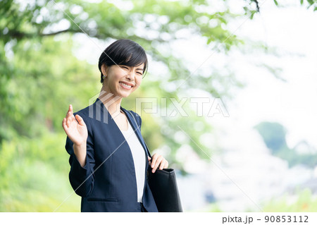 スーツの女性　ビジネスウーマン 90853112
