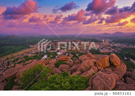 マタンガ丘よりハンピ遺跡の美しい夕景 90853161