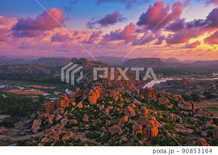 マタンガ丘よりハンピ遺跡の美しい夕景 90853164