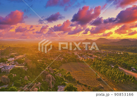 マタンガ丘よりハンピ遺跡の美しい夕景 90853166