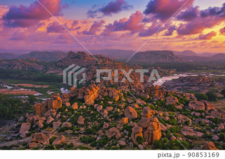 マタンガ丘よりハンピ遺跡の美しい夕景 90853169