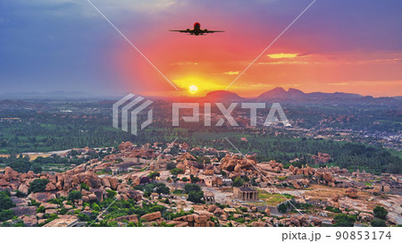 マタンガ丘よりハンピ遺跡の美しい夕景 マタンガ丘よりハンピ遺跡の美しい夕景 90853174