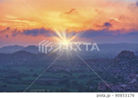 マタンガ丘よりハンピ遺跡の美しい夕景 マタンガ丘よりハンピ遺跡の美しい夕景 90853176