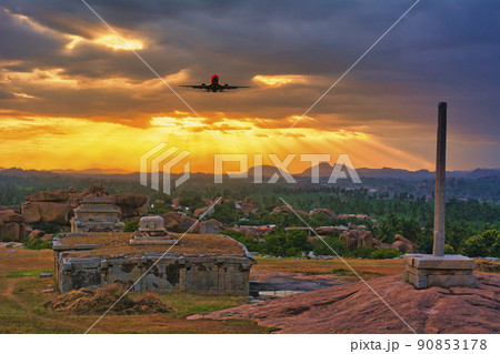 マタンガ丘よりハンピ遺跡の美しい夕景 マタンガ丘よりハンピ遺跡の美しい夕景 90853178