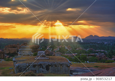 マタンガ丘よりハンピ遺跡の美しい夕景 マタンガ丘よりハンピ遺跡の美しい夕景 90853217