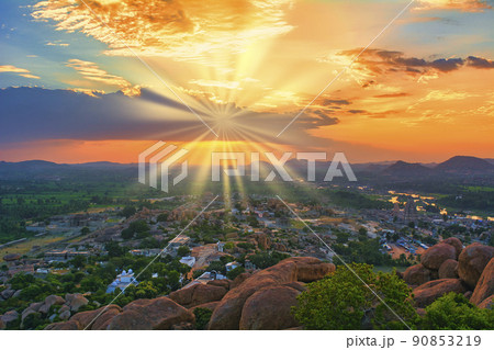 マタンガ丘よりハンピ遺跡の美しい夕景 90853219