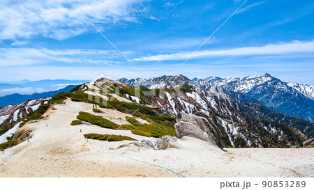 初夏の燕岳登山（燕山荘～燕岳の稜線から常念岳・大天井岳・槍ヶ岳を望む） 90853289