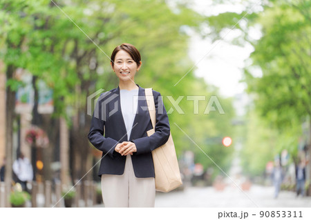 ビジネス 女性 緑背景 ビジネス 女性 緑背景 90853311