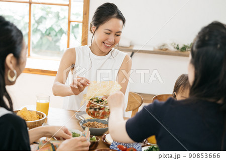 ホームパーティ・女子会イメージ 撮影協力:Bee Eco Wraps Japan様 ホームパーティ・女子会イメージ 撮影協力:Bee Eco Wraps Japan様 90853666