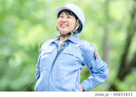 作業服の女性　新緑　ヘルメット　ストレッチ 90853833