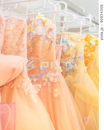 オレンジのカラードレス ウェディングドレス ドレス選び 美しいレース