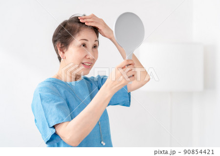 シニア女性　ヘアケア　美容　FAGA 90854421