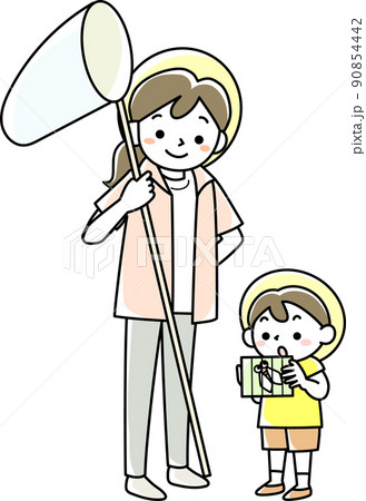捕虫網を持つ母親と虫かごをのぞき込む男の子 90854442