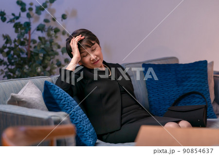 喪服を着て悲しむ女性 90854637