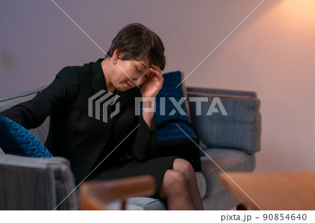 喪服を着て悲しむ女性 90854640