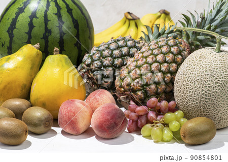 夏が旬の果物の集合 90854801