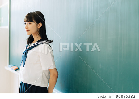 黒板の前に立つ女子高生 黒板の前に立つ女子高生 90855332