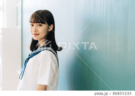 黒板の前に立つ女子高生 90855335