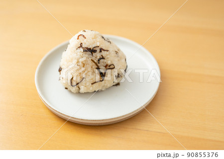 昆布を和えたおにぎり 90855376