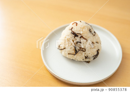 昆布を和えたおにぎり 90855378