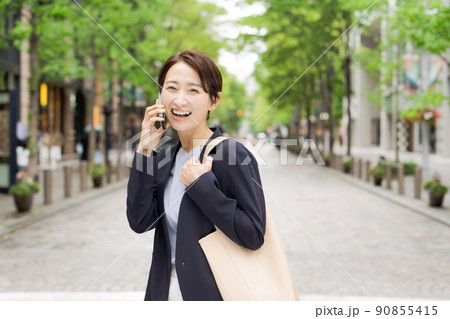 電話をする女性 30代40代 電話をする女性 30代40代 90855415