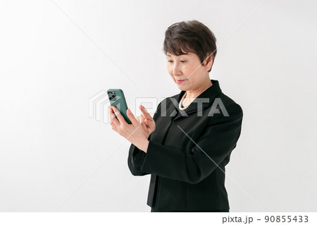 喪服の女性 スマートフォン 葬儀 喪服の女性 スマートフォン 葬儀 90855433