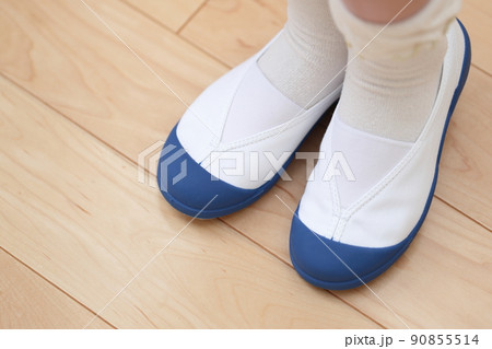 上履きを履く女の子の足 90855514