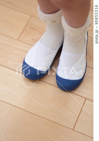 上履きを履く女の子の足 90855516
