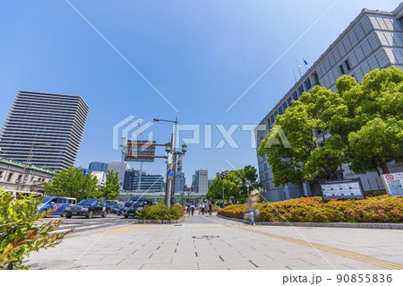 大阪市役所前 御堂筋 朝の通勤・通学風景 大阪市役所前 御堂筋 朝の通勤・通学風景 90855836