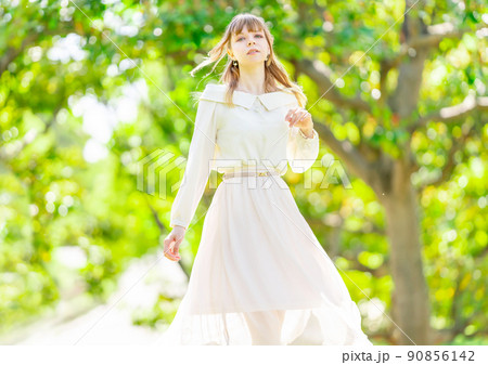 ポートレート女性 春 ポートレート女性 春 90856142