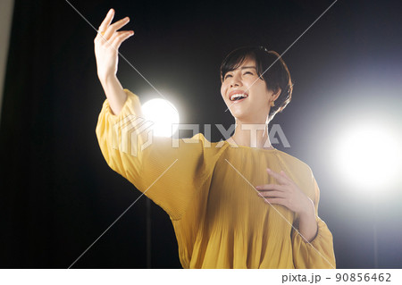 ミュージカル　舞台　黒背景 90856462