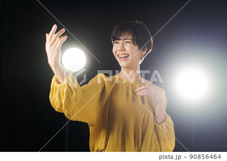 ミュージカル　舞台　黒背景 90856464