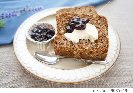 クリームチーズとブルーベリージャムを乗せた黒パン【ドイツパン】_04 クリームチーズとブルーベリージャムを乗せた黒パン【ドイツパン】_04 90856590