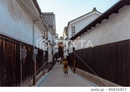 倉敷美観地区の街並みを見ながら、路地を歩く 倉敷美観地区の街並みを見ながら、路地を歩く 90856857