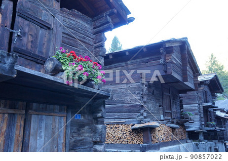 スイスアルプス　ツェルマットの風景 90857022
