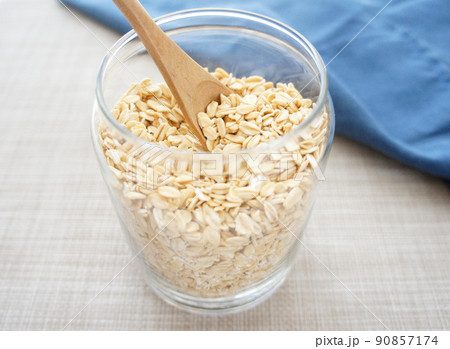 瓶に入った、粒状のオートミール【ロールドオーツ、トラディショナルオーツ】_09 90857174