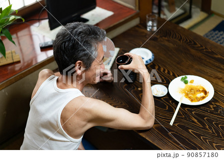 シニア男性　晩酌　酒　アル中 90857180