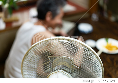 シニア男性 晩酌 夏 シニア男性 晩酌 夏 90857324