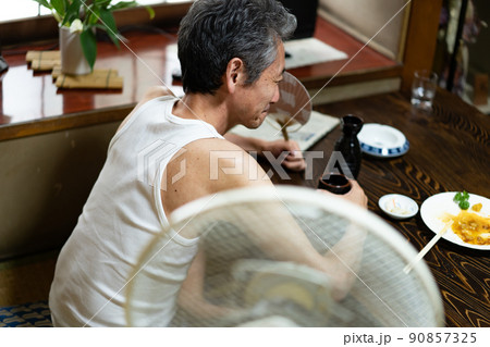 シニア男性 晩酌 夏 シニア男性 晩酌 夏 90857325