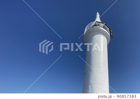 青空と白い灯台 90857383