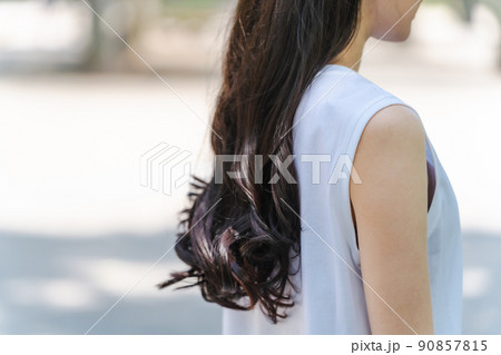 後ろ姿の女性(黒髪・顔なし) 後ろ姿の女性(黒髪・顔なし) 90857815