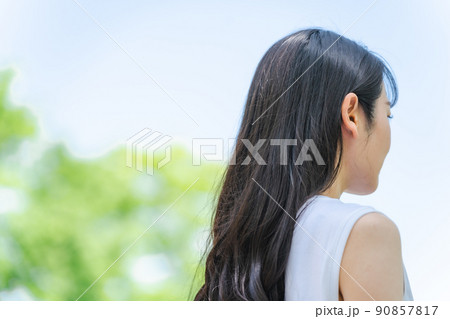 青空と後ろ姿の女性(黒髪・ロングヘアー) 青空と後ろ姿の女性(黒髪・ロングヘアー) 90857817