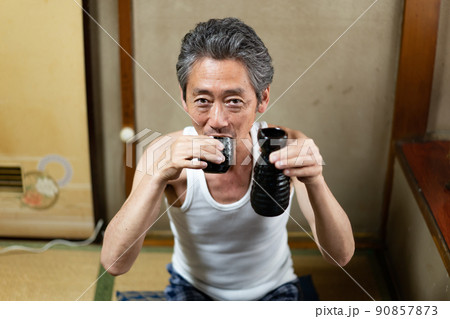 シニア男性　晩酌　酒　アル中 90857873