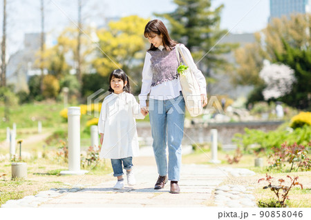 買い物帰りの親子 買い物帰りの親子 90858046